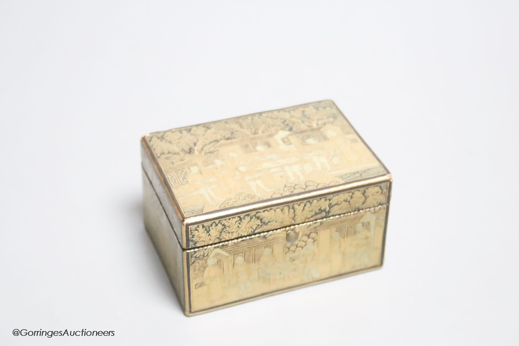 A Chinese gilt decorated lacquer box, 9.5cm